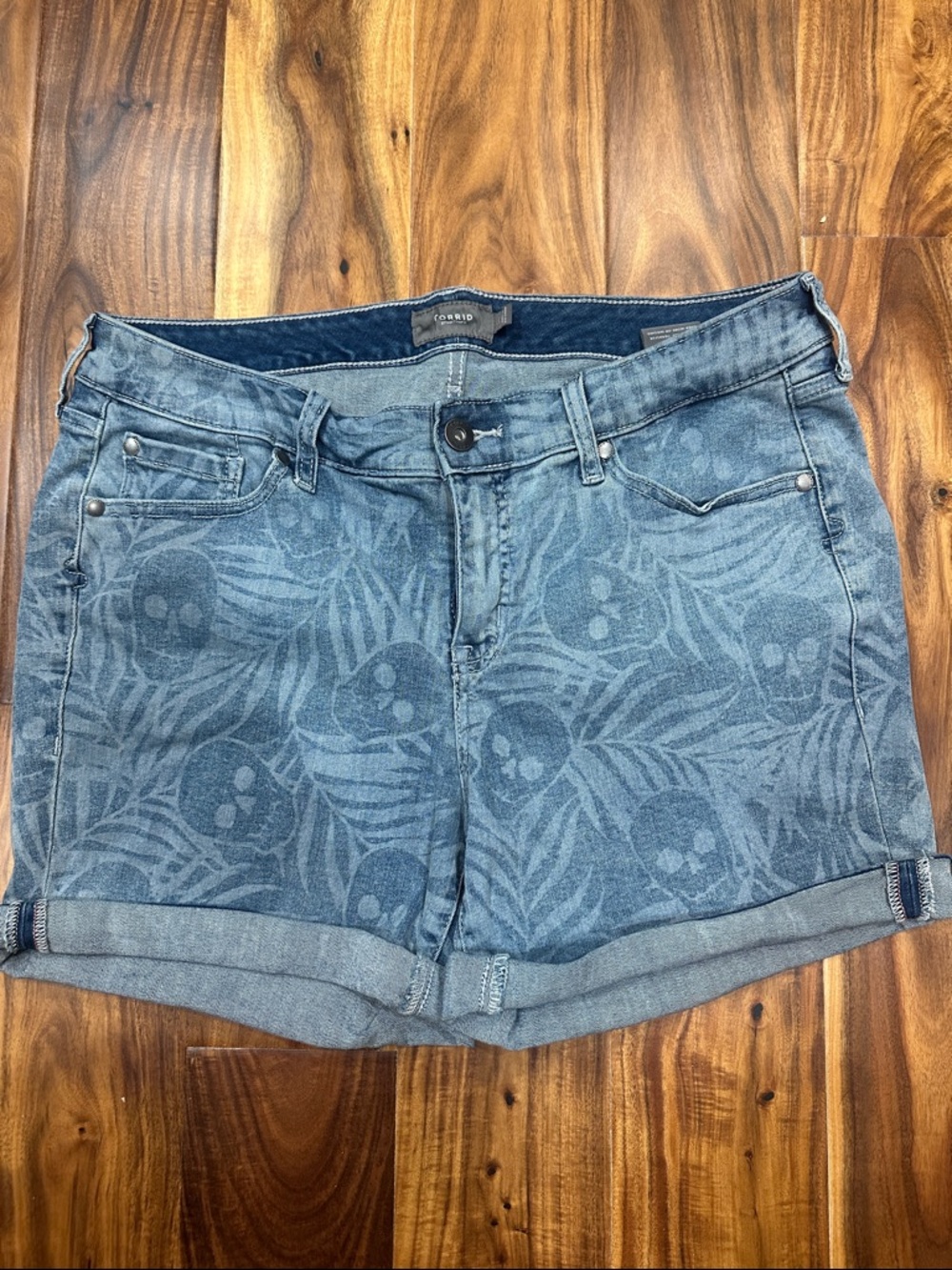 Torrid Tropical Skull Denim Roll-Cuff Women’s Shorts size 14